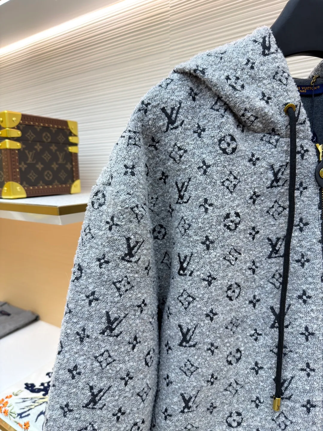 LOUIS VUITTON bouclé printed hooded zipper sweatshirt ●Original version: Purchased and developed by 36899 ●Item number: 1681759-C25 ●Fabric: cotton fabric ●Technology: Printing ●Color: gray ●Version: fitted version ●Weight: about 1325 grams ●Size: S-M-L-XL ●Description: Made of blended fleece fabric, treated with soft washing process, it feels soft and fluffy and has excellent warmth retention while avoiding pilling and deformation. The body of the garment is fully printed with the brand logo pattern, which is integrated through the jacquard weaving process. The pattern is clear and three-dimensional, not easy to fall off, and has both texture and recognition. The hooded design is equipped with drawstring details to suit different wear needs; the metal zipper opening and closing is both durable and decorative, and the zipper puller uses the brand's iconic metal parts to enhance sophistication. The fit is loosely cut, allowing you to wear it comfortably without restraint. The cuffs and hem are edged with the same fabric to ensure the stiffness of the fit. The stitching of the whole garment is neat and even, and the size is measured manually (an error of 1-3CM is normal). The craftsmanship balances the casual attributes and the brand's high-end style. It is a single item that has both practical wearability and style. The overall wiring is straight and delicate, the fabric is comfortable and soft, and the color is consistent without color difference. It can be matched with the same style to create a fashionable look and control various occasions. Customized accessories, complete with three standards, same style for men and women!